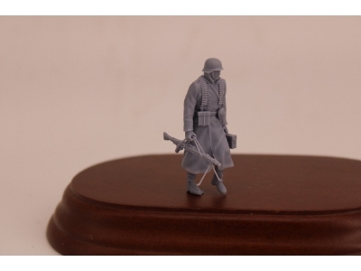 German Soldier Walking In Greycoat With Mg 42 And 1 Ammo Box - zdjęcie 1