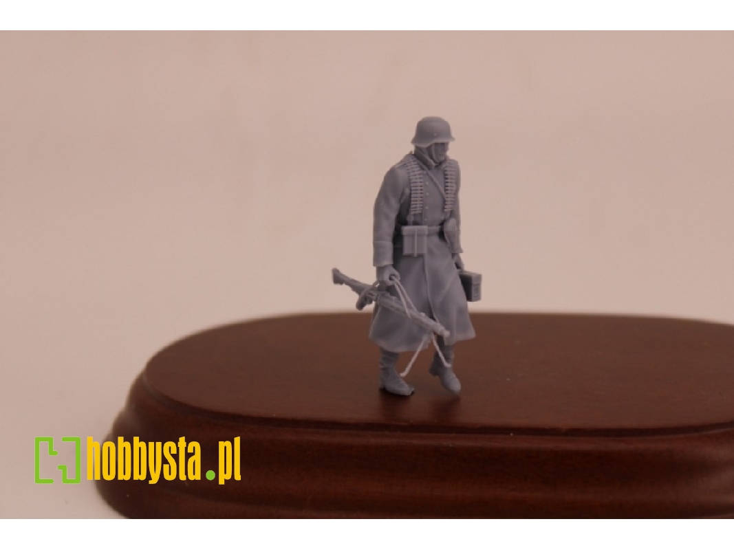 German Soldier Walking In Greycoat With Mg 42 And 1 Ammo Box - zdjęcie 1