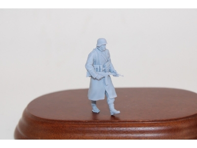 German Soldier Walking In Greycoat With Steelhelmet And Sturmgewehr 44 - zdjęcie 1