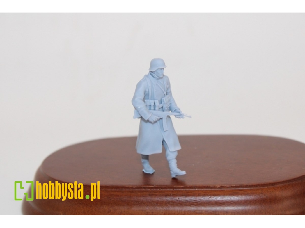 German Soldier Walking In Greycoat With Steelhelmet And Sturmgewehr 44 - zdjęcie 1