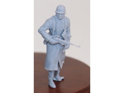 German Soldier Walking In Wintercoat With Steelhelmet And Mp 40 - zdjęcie 1