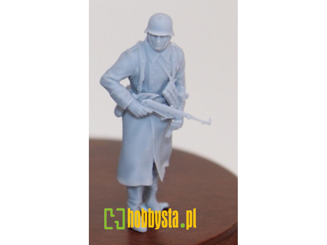 German Soldier Walking In Wintercoat With Steelhelmet And Mp 40 - zdjęcie 1