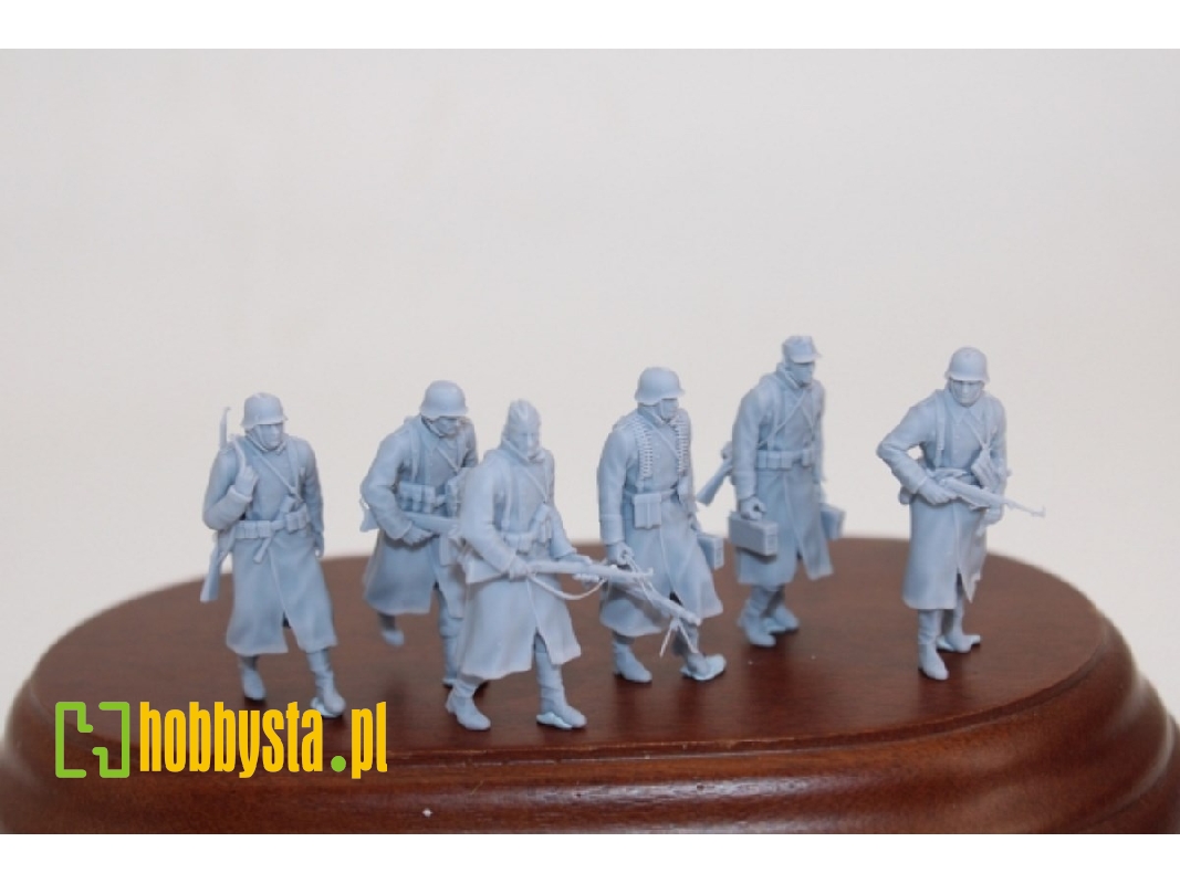 German Soldiers Walking In Wintercoat (6 Figures) - zdjęcie 1