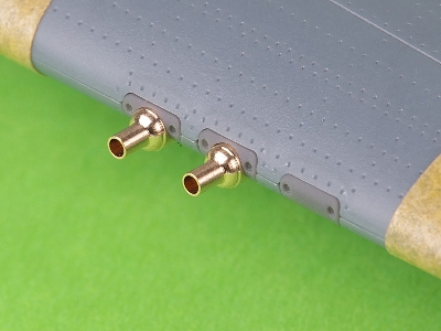 Curtiss P-40 L / N Wczesny -  Celownik, Rurka Pitota Oraz 4 X Owiewki Km-ów Browning .50 Z żywicznym Mocowaniem Do Modelu Edua