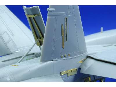  F/ A-18A S. A. 1/48 - Hobby Boss - blaszki - zdjęcie 13