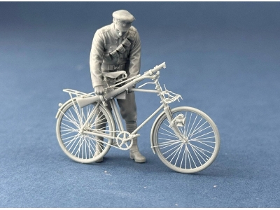 British Army Cyclist Securing His Rifle - zdjęcie 2