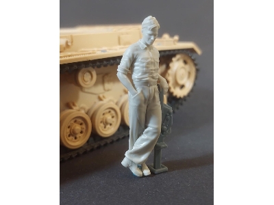 German Tank Mechanic At Work No. 1 - zdjęcie 1