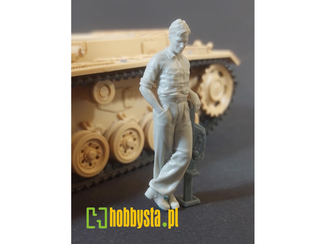German Tank Mechanic At Work No. 1 - zdjęcie 1