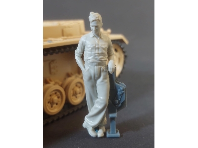 German Tank Mechanic At Work No. 1 - zdjęcie 2