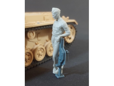 German Tank Mechanic At Work No. 1 - zdjęcie 3