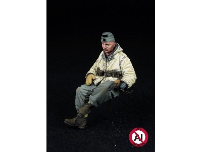 German Wwii Waffen Ss Soldier Sitting (Winter 1943-1945 / 2 Figures) - zdjęcie 1