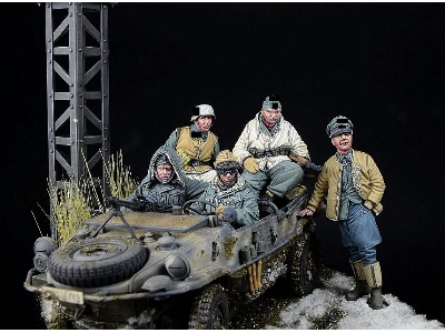 Platz Der Leibstandarte - Kharkov 1943 (Fritz Witt & Schwimm Crew / 5 Figures) - zdjęcie 2
