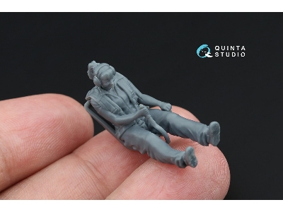 Svetlana Sitting In Su-31 (1 Figure 3d-printed / For Quinta Models Kits) - zdjęcie 3