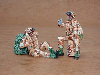 US Army modern soldiers at rest (2 fig.) - zdjęcie 1