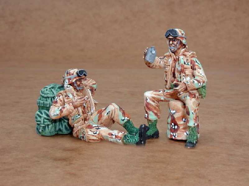 US Army modern soldiers at rest (2 fig.) - zdjęcie 1 US Army modern soldiers at rest (2 fig.) - zdjęcie 1