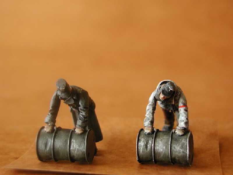 German Soldiers Rolling Barrels (2 fig. and barrel - zdjęcie 1 German Soldiers Rolling Barrels (2 fig. and barrel - zdjęcie 1