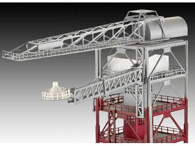 Wieża startowa z promem kosmicznym i rakietami nośnymi - zdjęcie 8