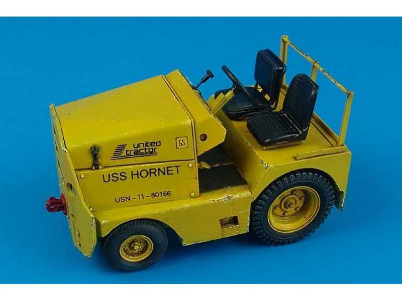 UNITED TRACTOR GC-340/SM340 tow tractor US NAVY/ARMY - zdjęcie 1 UNITED TRACTOR GC-340/SM340 tow tractor US NAVY/ARMY - zdjęcie 1