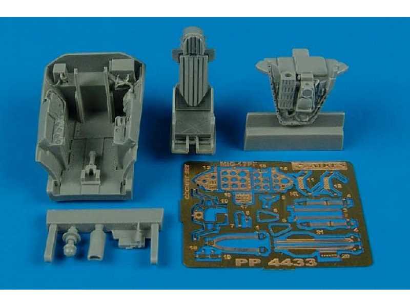 MiG-17PF Fresco D cockpit set - Hobby boss - zdjęcie 1 MiG-17PF Fresco D cockpit set - Hobby boss - zdjęcie 1