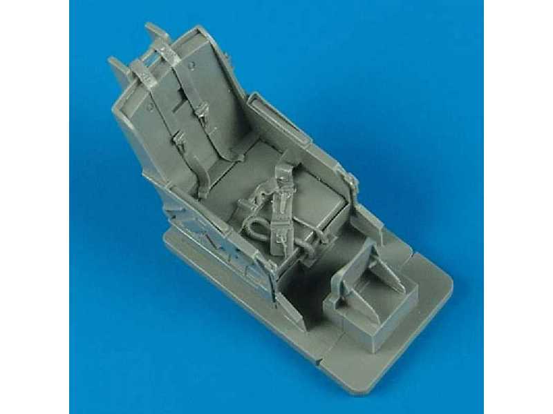 F-86 ejection seat with safety belts - zdjęcie 1 F-86 ejection seat with safety belts - zdjęcie 1