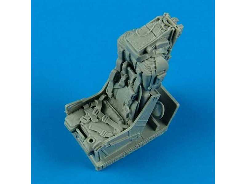 F-8 Crusader ejection seat with safety belts - zdjęcie 1 F-8 Crusader ejection seat with safety belts - zdjęcie 1