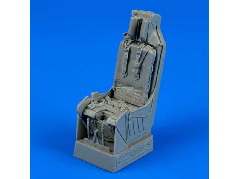 A-7D Corsair II ejection seat with safety belts  - zdjęcie 1
