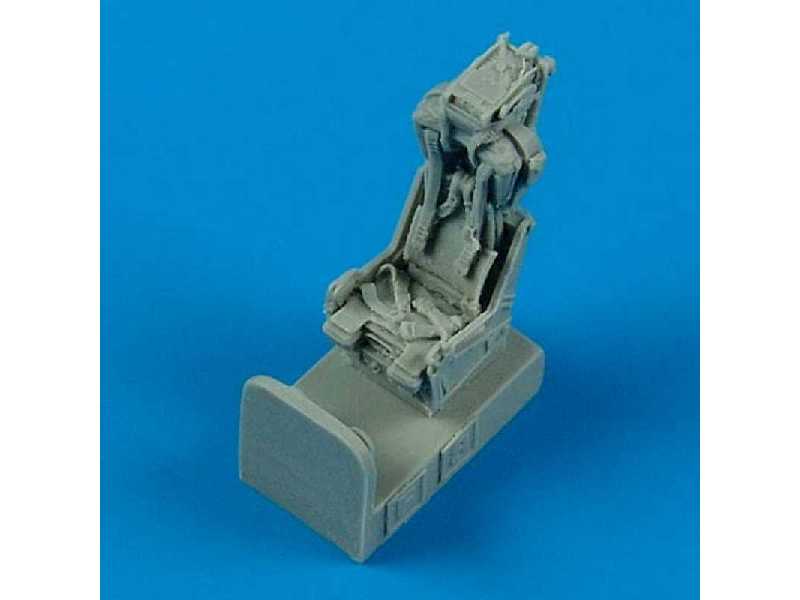 F-8 Crusader ejection seat with safety belts - zdjęcie 1 F-8 Crusader ejection seat with safety belts - zdjęcie 1