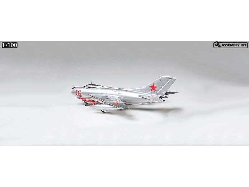MiG-19 Farmer-E - zdjęcie 1 MiG-19 Farmer-E - zdjęcie 1