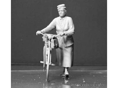 Frau Muller - figurka kobiety z rowerem - II W.Ś. - zdjęcie 3
