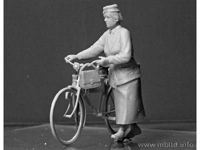 Frau Muller - figurka kobiety z rowerem - II W.Ś. - zdjęcie 9