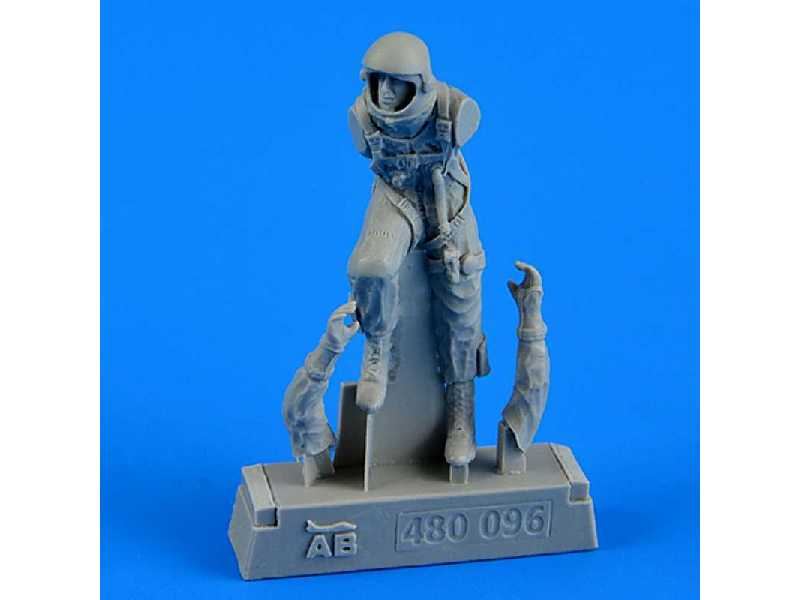 U.S.A.F. fighter pilot - pressure suit 1960 - 1975 - zdjęcie 1 U.S.A.F. fighter pilot - pressure suit 1960 - 1975 - zdjęcie 1