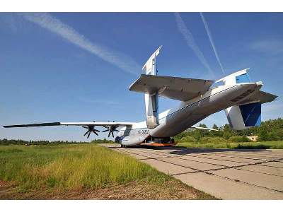 Antonov An-22 Antaeus Russian heavy transport aircraft, late ver - zdjęcie 11