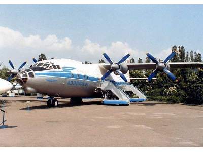 Antonov An-10 Russian medium-haul passenger aircraft, early vers - zdjęcie 9