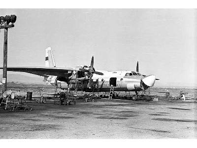 Antonov An-24B Russian short / medium haul passenger aircraft, A - zdjęcie 12