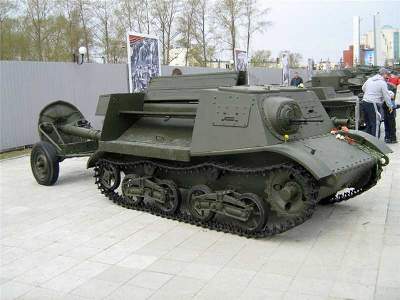 Russian armoured artillery tractor T-20 Komsomolets - zdjęcie 2