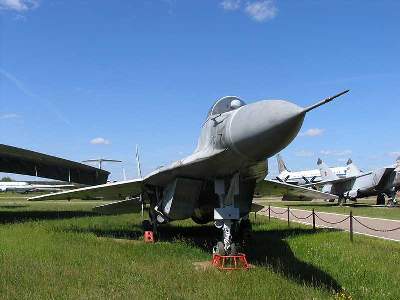 Mikoyan-Gurevich 29 (9-12) Russian tactical jet fighter - zdjęcie 3