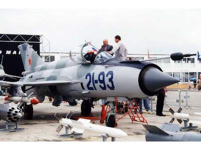 Mikoyan-Gurevich 21-93 Russian tactical jet fighter - zdjęcie 2