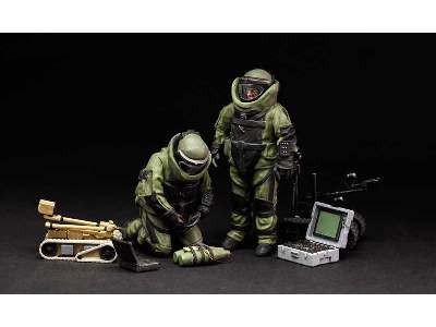 U.S. Explosive Ordnance Disposal Specialists & Robots - zdjęcie 2